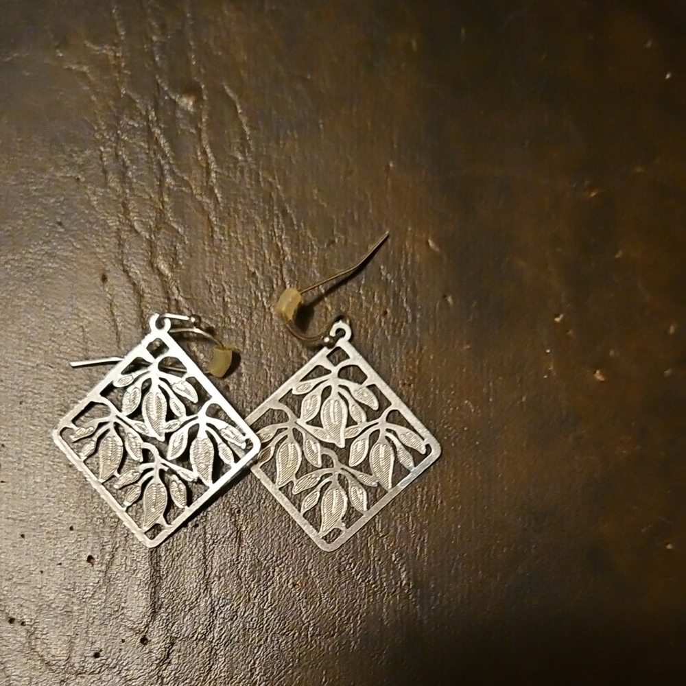 Elegant Silver Leaf Pattern Earrings